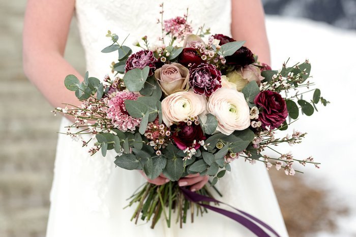 brautshooting in winterlichen beerentönen