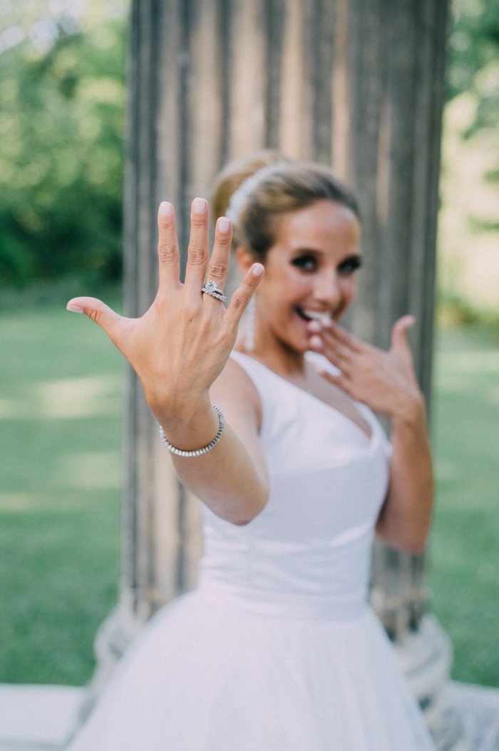 Opulente Sommerhochzeit Schloss Laxenburg by ladiesandlord.com - verlobungsringfoto für instagram -