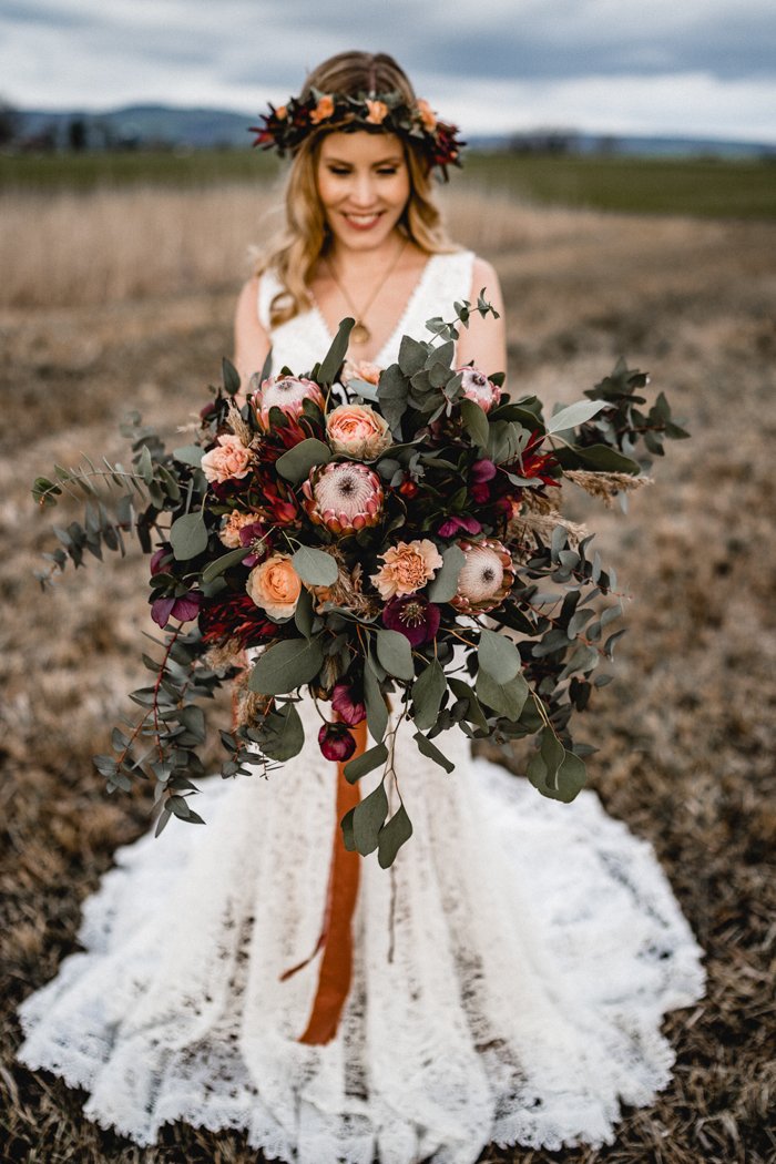 Boho Hochzeitsinspiration - Brautstrauss im Bohostil mit Protea