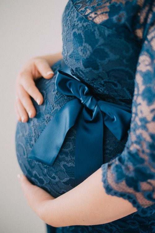 Hochzeitsgast mit Babybauch